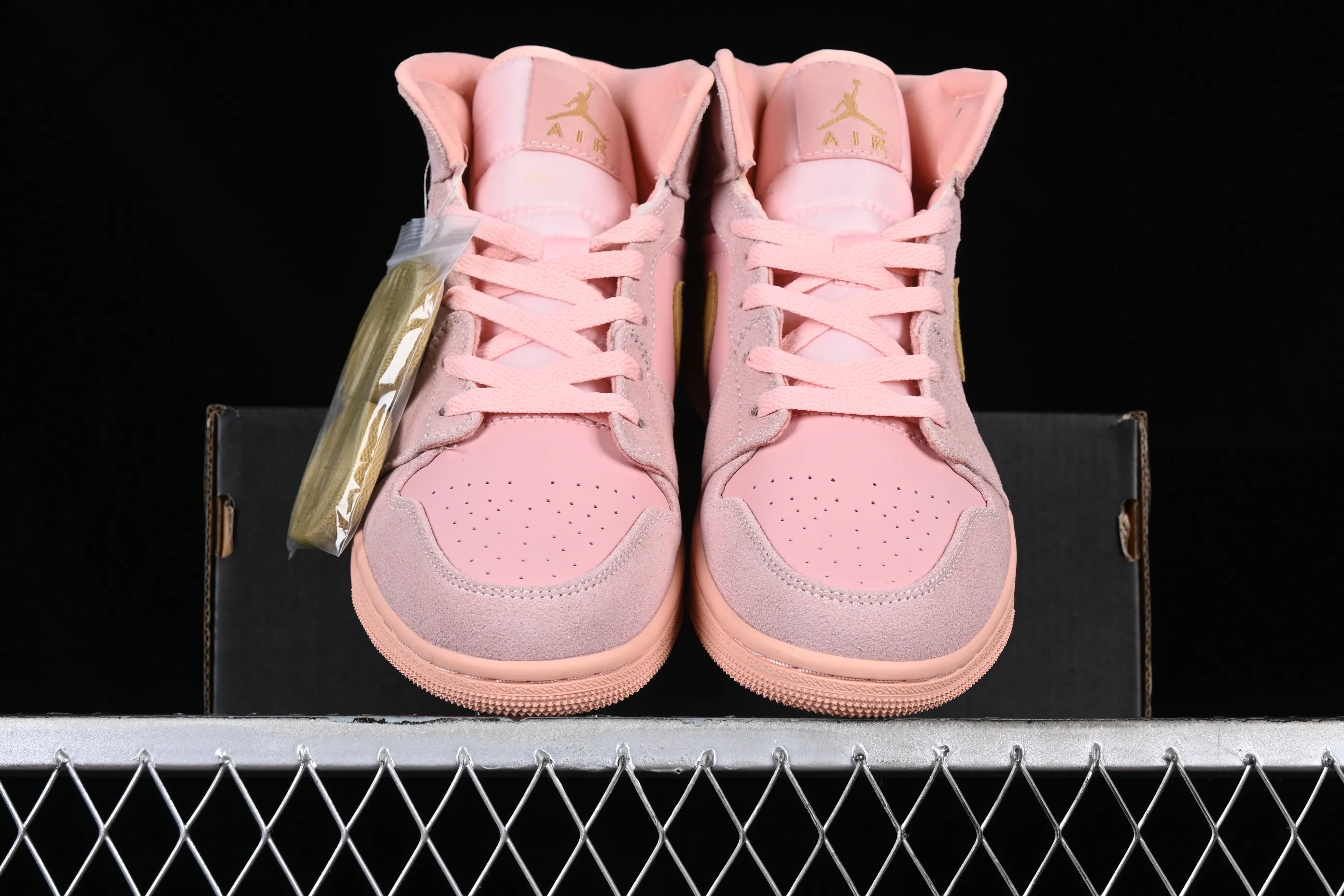 All categories Air Jordan Jordan series basketball shoes Air Jordan 1 Mid Air Jordan 1 Mid AJ1 Joe 1 coral gold dirty pink suede mid-top retro basketball shoes 852542-600